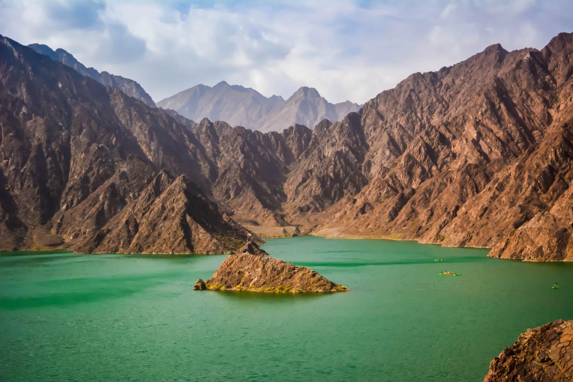 Turquoise water of Hatta Dam surrounded by the Hajar Mountains